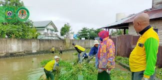 UNIT PELAKSANA TEKNIS PENGELOLAAN SAMPAH BERSIHKAN PINGGIRAN SUNGAI KAWASAN TRADISIONAL