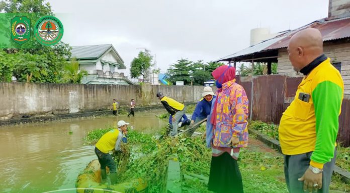UNIT PELAKSANA TEKNIS PENGELOLAAN SAMPAH BERSIHKAN PINGGIRAN SUNGAI KAWASAN TRADISIONAL