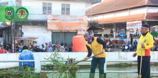 UNIT PELAKSANA TEKNIS PENGELOLAAN SAMPAH (UPT PS) BERSIHKAN PINGGIRAN SUNGAI PASAR BERINGIN