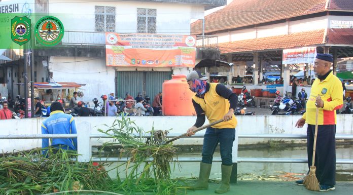 UNIT PELAKSANA TEKNIS PENGELOLAAN SAMPAH (UPT PS) BERSIHKAN PINGGIRAN SUNGAI PASAR BERINGIN