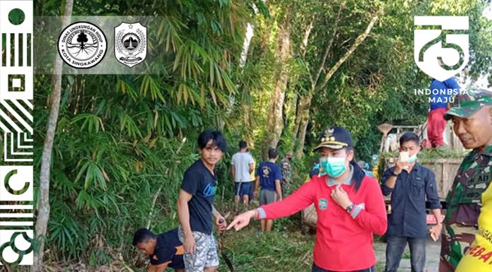 WALI KOTA SINGKAWANG IKUTI KERJA BAKTI MASSAL DI LINGKUNGAN KELURAHAN SIJANGKUNG