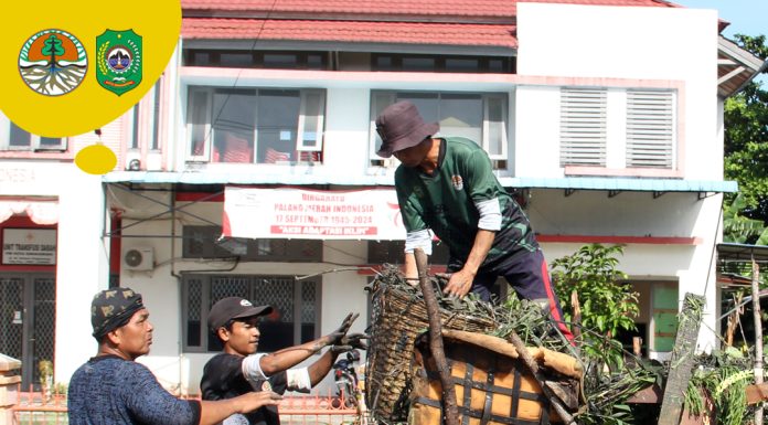 GOTONG ROYONG BERSIHKAN SEJUMLAH TITIK KOTA, SINGKAWANG TARGETKAN ADIPURA TAHUN 2024