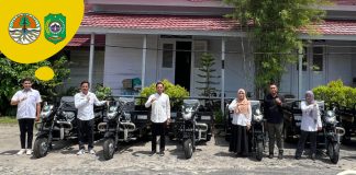 KADIS LH SERAHKAN BANTUAN CSR KENDARAAN RODA TIGA KEPADA 5 (LIMA) KELURAHAN DI KOTA SINGKAWANG