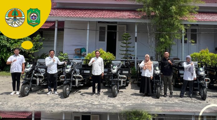 KADIS LH SERAHKAN BANTUAN CSR KENDARAAN RODA TIGA KEPADA 5 (LIMA) KELURAHAN DI KOTA SINGKAWANG